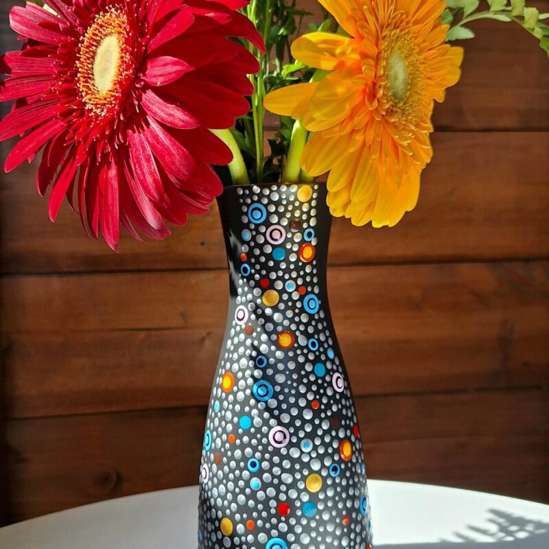 Prekrasna ručno ukrašena crna vaza sa točkama u raznim bojama, točke okrenute prema naprijed