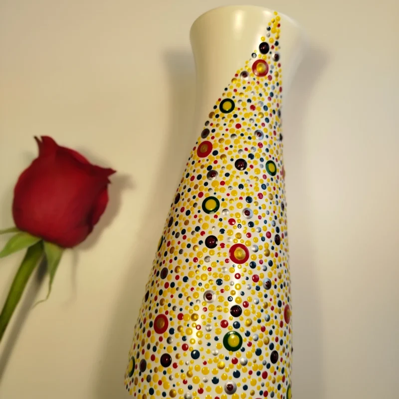 vaza Happiness - naslovna fotografija