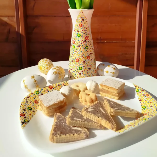 Ukrasi za Uskrs - ručno ukrašena vaza i poslužavnik sa kolačima