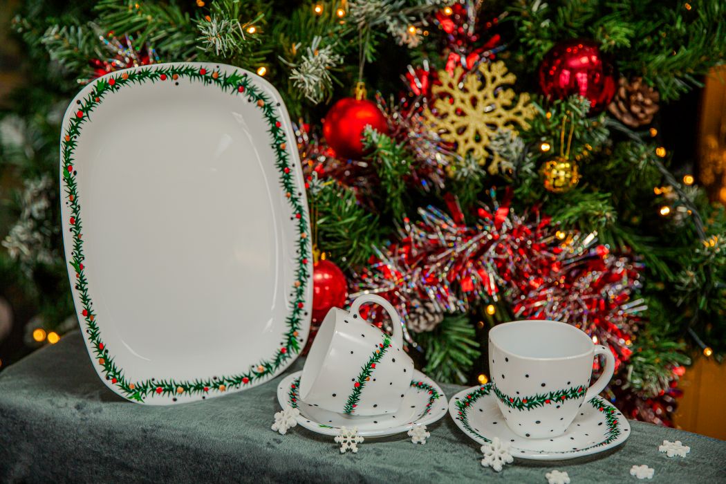 Girlanda poslužavnik sa šalicama za božićni poklon